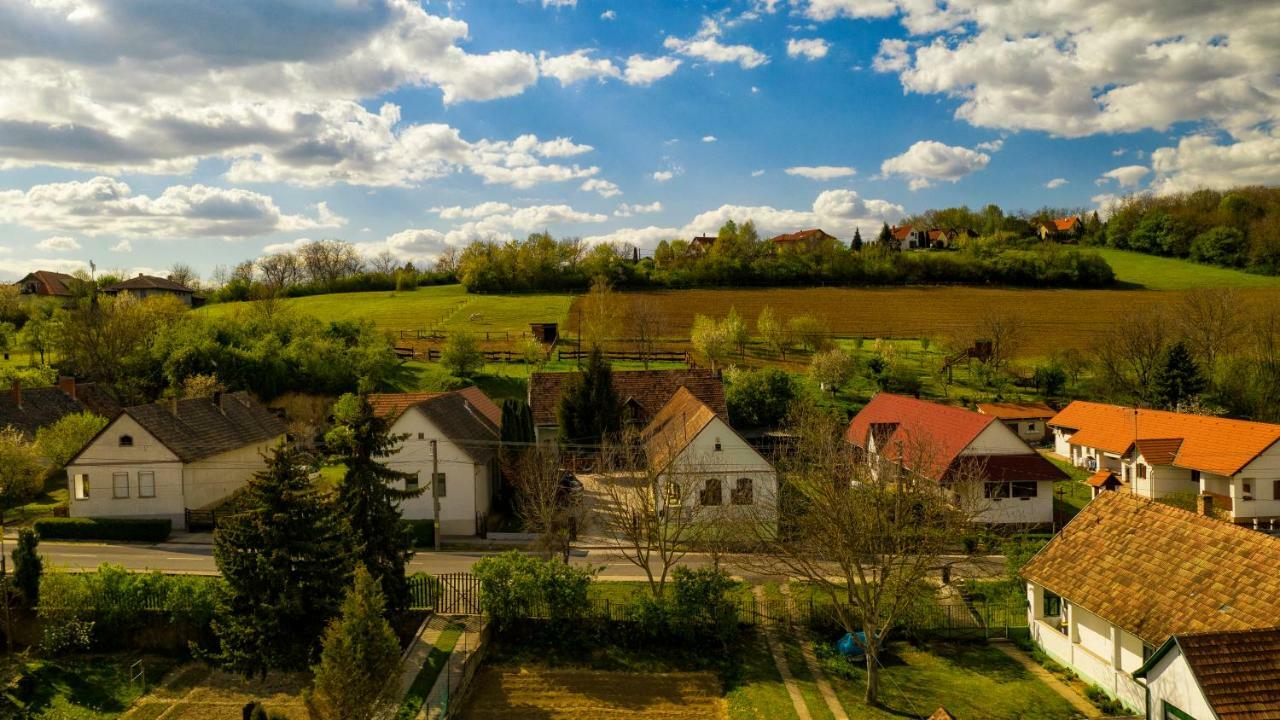 Noresa Etterem Es Panzio Szálka Exteriör bild