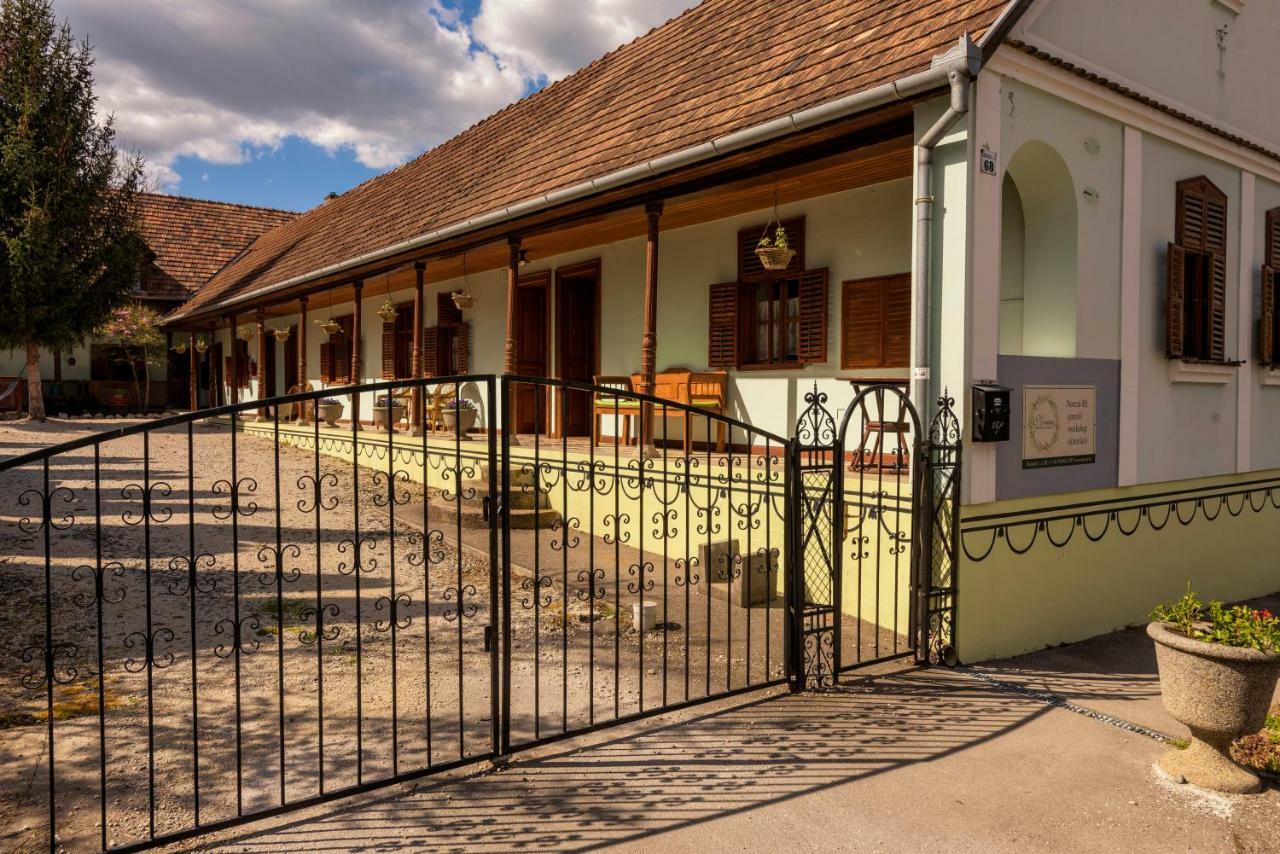Noresa Etterem Es Panzio Szálka Exteriör bild